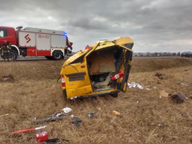 Silny wiatru mógł doprowadzić do tragedii! Tyle zostało z busa! [ZDJĘCIA]