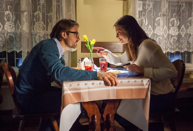 To nie koniec świata 2 sezon odc. 17. Anka (Karolina Gorczyca), Adam Tenczyński (Piotr Stramowski)