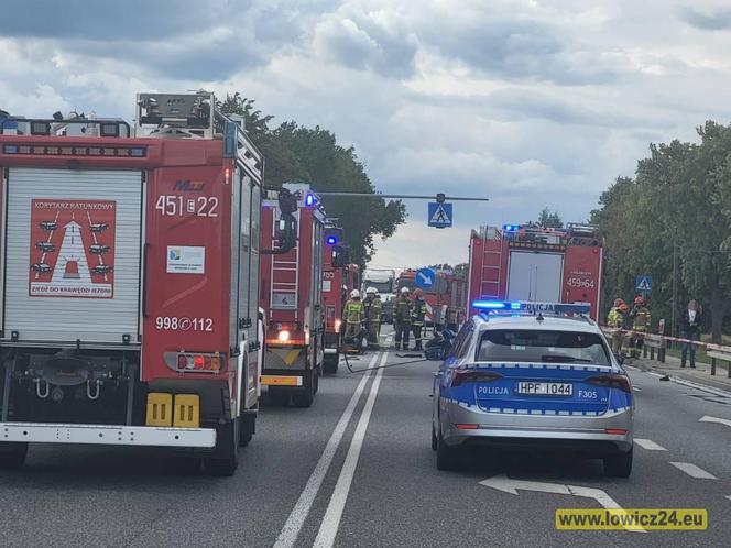 Śmiertelny wypadek pod Lowiczem. Trzy osoby nie żyje. Kobieta i dziecko sploneli w aucie