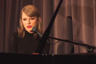 Taylor Swift: Out of the Woods - nowa wersja piosenki. Akustycznie na urodziny płyty 1989