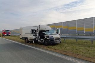 Najechał busem na TIR-a, jeden z pasażerów wypadł przez szybę. Horror na S8 pod Łaskiem