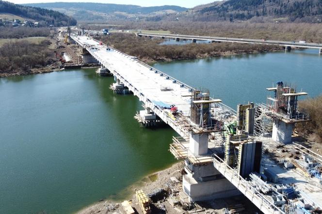 Ta budowa robi wrażenie.  Rośnie nowy most na Dunajcu w Kurowie koło Nowego Sącza   