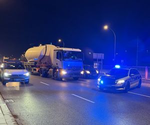 Wbiegł prosto pod cysternę i przeleciał kilkanaście metrów! Stan krytyczny