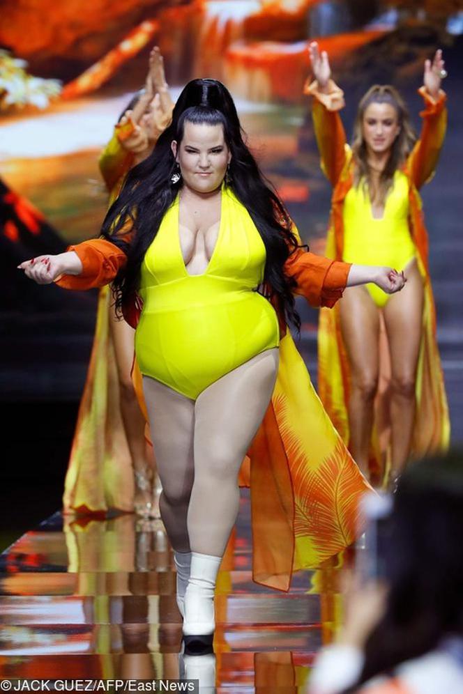 Zwyciężczyni Eurowizji w skąpym stroju kąpielowym