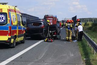 Wypadek na A4: Osobówka z dziećmi dachowała! Droga na Rzeszów ZABLOKOWANA