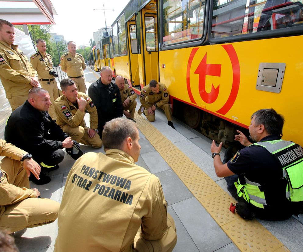 Tramwaj na Stegnach zawisł nad ziemią. Strażacy padli na kolana 