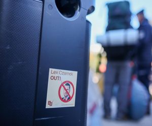Ostatnie Pokolenie rozbiło namioty przed Sejmem. Domagają się prac nad ustawą o transporcie publicznym