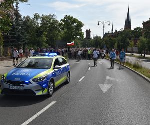 Marsz Milczenia dla Klaudii w Toruniu. „Niech nasza cisza przemówi głośniej niż słowa” [GALERIA]