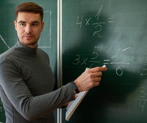To równanie podzieliło internautów. Ile to jest 2-2+2(2:2x2)=? 