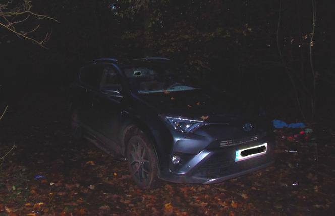 Samochód znaleziony w lesie