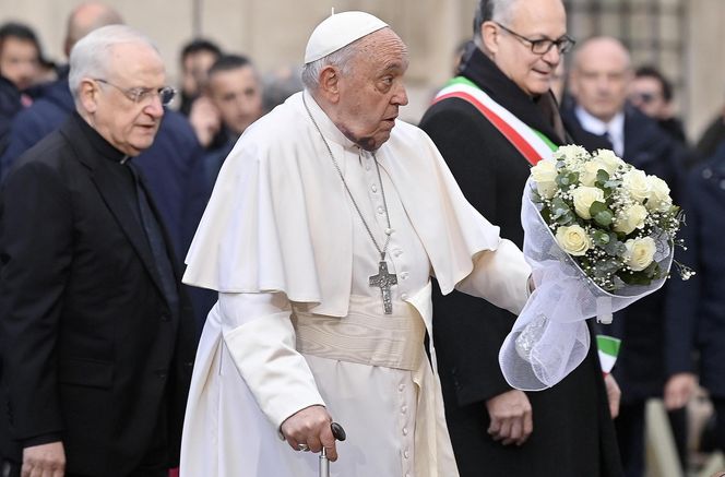 Wybiegł z tłumu prosto na papieża i próbował go zaatakować! Błyskawiczna interwencja