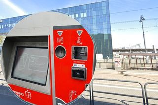 Bydgoszczanka wrzuciła do biletomatu 100 zł. Nie zobaczyła ani biletów na tramwaj, ani pieniędzy