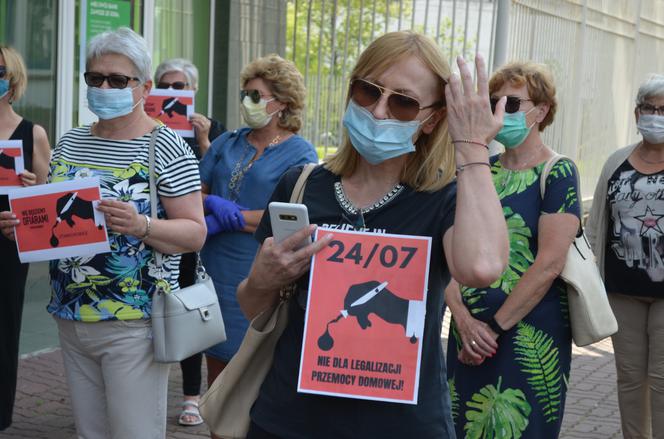 Protest przed biurem starachowickiego posła PiS