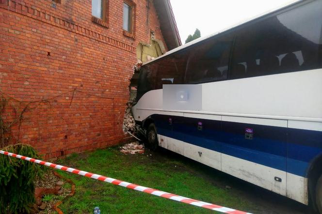Koszmarny wypadek na DK 25 pod Bydgoszczą! Autobus wbił się w dom [ZDJĘCIA]