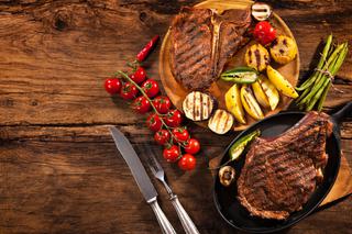 Marynaty i mieszanki na grilla [przepisy]: w czym marynować mięso przed grillowaniem?