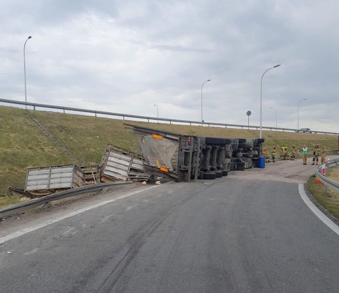 Wypadek w Elizówce koło Lublina. Kierowca został zakleszczony w pojeździe