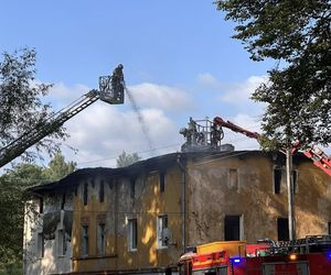 Dramatyczny pożar na Dolnym Śląsku. Mężczyzna ewakuowany przez okno, budynek doszczętnie zniszczony