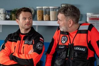 Na sygnale, odcinek 850: Sylwia, działając na zlecenie Alka, przystępuje do realizacji planu uwiedzenia Nowego