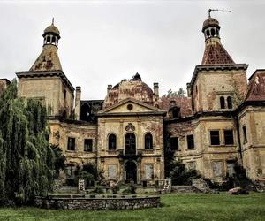 Zapomniany pałac w Mańczycach. Rezydencja z klimatem wciąż stoi pusta 