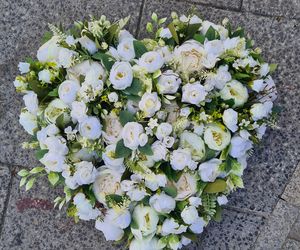 Chryzantemy wciąż drogie? Ekspert od kwiatów wyjaśnia, dlaczego ceny rosną i jak udekorować grób bez przepłacania