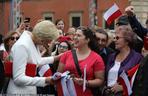 Para prezydencka rozdawała flagi w Warszawie. Tak świętowali dzień flagi