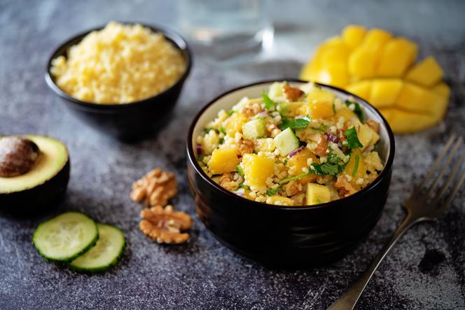 Mango i awokado z kaszą jaglaną - łatwa sałatka przeciw zmarszczkom