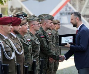 Szef MON wręczył odznaczenia żołnierzom
