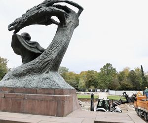 Turyści szukają śladów Chopina. Świat zjeżdża do nas na koncerty, a tu wszystko rozkopane!