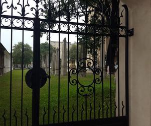 Zamontują błotochrony przy murze lapidarium w Lesznie