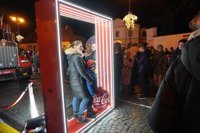 Ciężarówka Coca-cola w Białymstoku! Świąteczna atrakcja przyciągnęła tłumy mieszkańców na Rynek Kościuszki