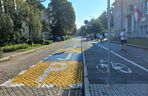 ​Ktoś przemalował strefę „Pocałuj i Jedź” przy Szkole Podstawowej nr 10 w Lesznie. Bo kojarzyła się z barwami Ukrainy