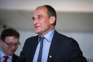 Paweł Kukiz może pluć sobie w brodę! Janusz Korwin-Mikke triumfuje [SONDAŻ]