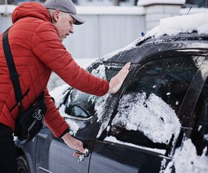 Wsmaruj w uszczelki drzwi w aucie, a bez problemu otworzysz je w czasie mrozów. Będą odporne na przymarzanie. Sposób na przymarzające drzwi w samochodzie