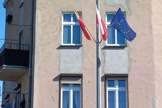 Na alejach w Lesznie powiewają trzy flagi. Po po je rozwieszono? 