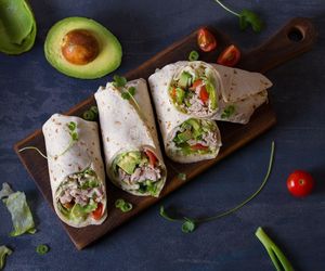 Tortille z grillowanym kurczakiem i awokado. Pyszne śniadanie lub imprezowa przekąska 