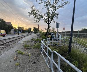 Wypadek na DTŚ. Samochód dostawczy wypadł z drogi. Jedna osoba poszkodowana