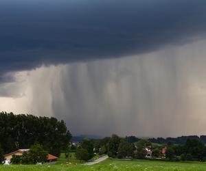 IMGW ostrzega przed burzami. Zagrożenie zdrowia i życia