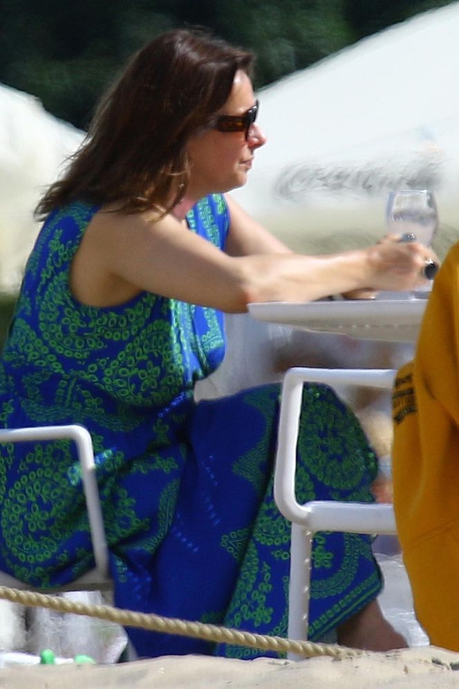 Renata Dancewicz kurzy na plaży