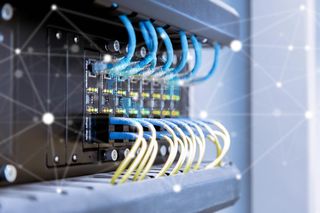 Przemysłowe sieci komunikacyjne – Ethernet czy fieldbus? Najważniejsze różnice, zalety i wady, typowe zastosowania