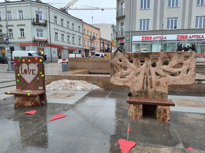 Walentynkowa rzeźba na Placu Artystów w Kielcach