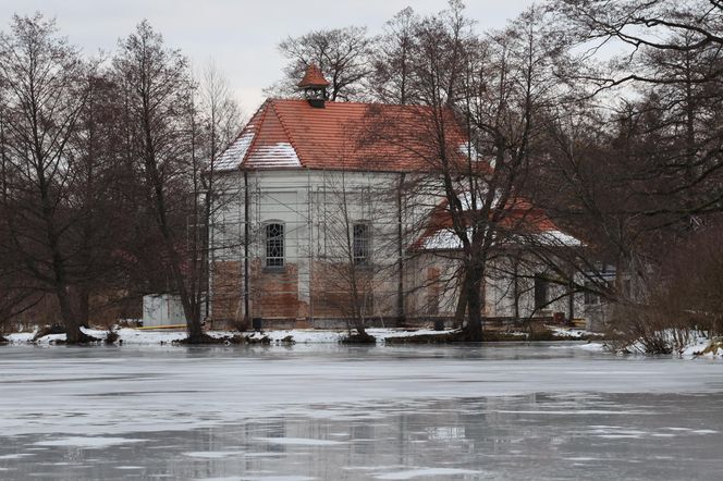 Kościół pw. św. Jana Nepomucena w Zwierzyńcu. Tak „kościół na wodzie” prezentuje się zimą