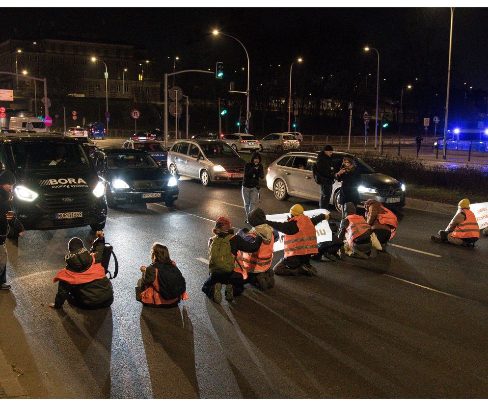 Ostatnie Pokolenie znów blokuje ruch w Warszawie. Utrudnienia na Wisłostradzie, Moście Gdańskim i Świętokrzyskim