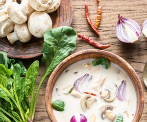 Oryginalna zupa tajska z mlekiem koksowym i curry: pikantna, sycąca i rozgrzewająca 