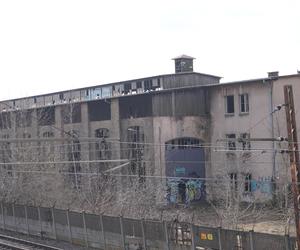 Opuszczony Mostostal. Kiedyś ogromna fabryka stali, dzisiaj niebezpieczna ruina [ZDJĘCIA]