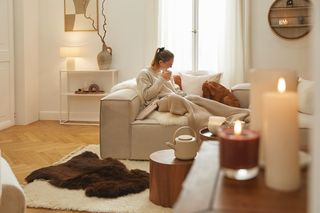 Przytulny ciepły salon. Jak ocieplić wnętrze dodatkami? 14 fantastycznych inspiracji