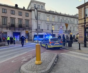 Podczas kontroli na Nowym Świecie mężczyzna wręczył policjantom przedmiot przypominający granat