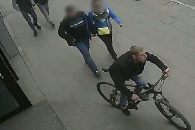 Ukradł rower na Półwiejskiej. Kto rozpoznaje złodzieja?