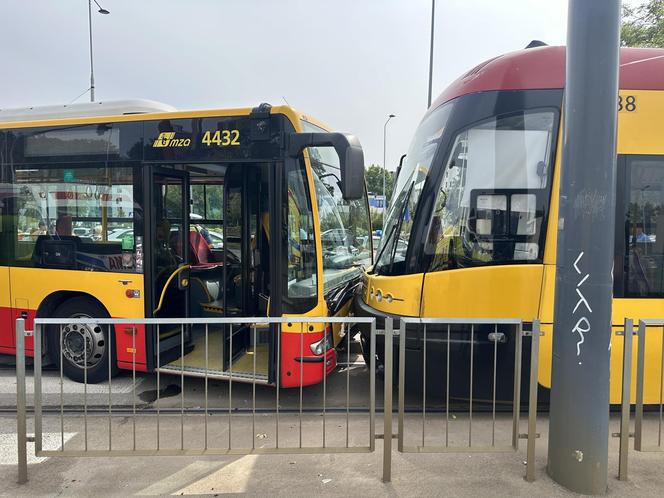 Czołowe zderzenie autobusu miejskiego z tramwajem. Kierowca zasłabł za kierownicą