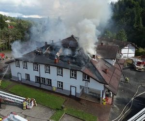 Pożar hotelu w Wiśle. Strażacy walczą z żywiołem