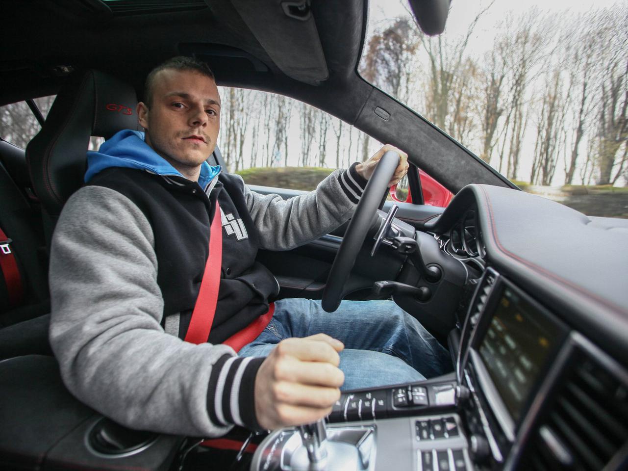 Adrian Zieliński w Porsche Panamera GTS